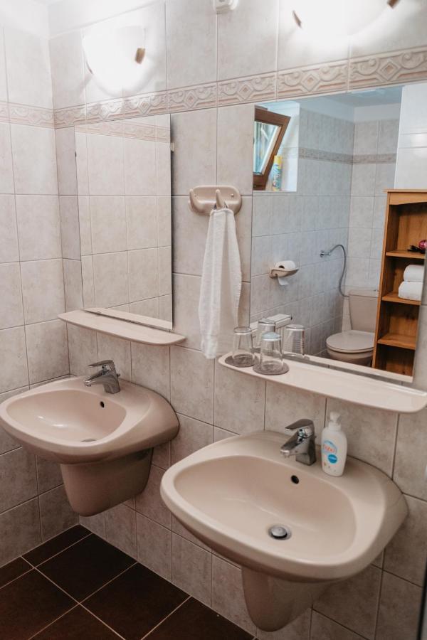 Hotel Hemina Vendeghaz Tata Exteriér fotografie